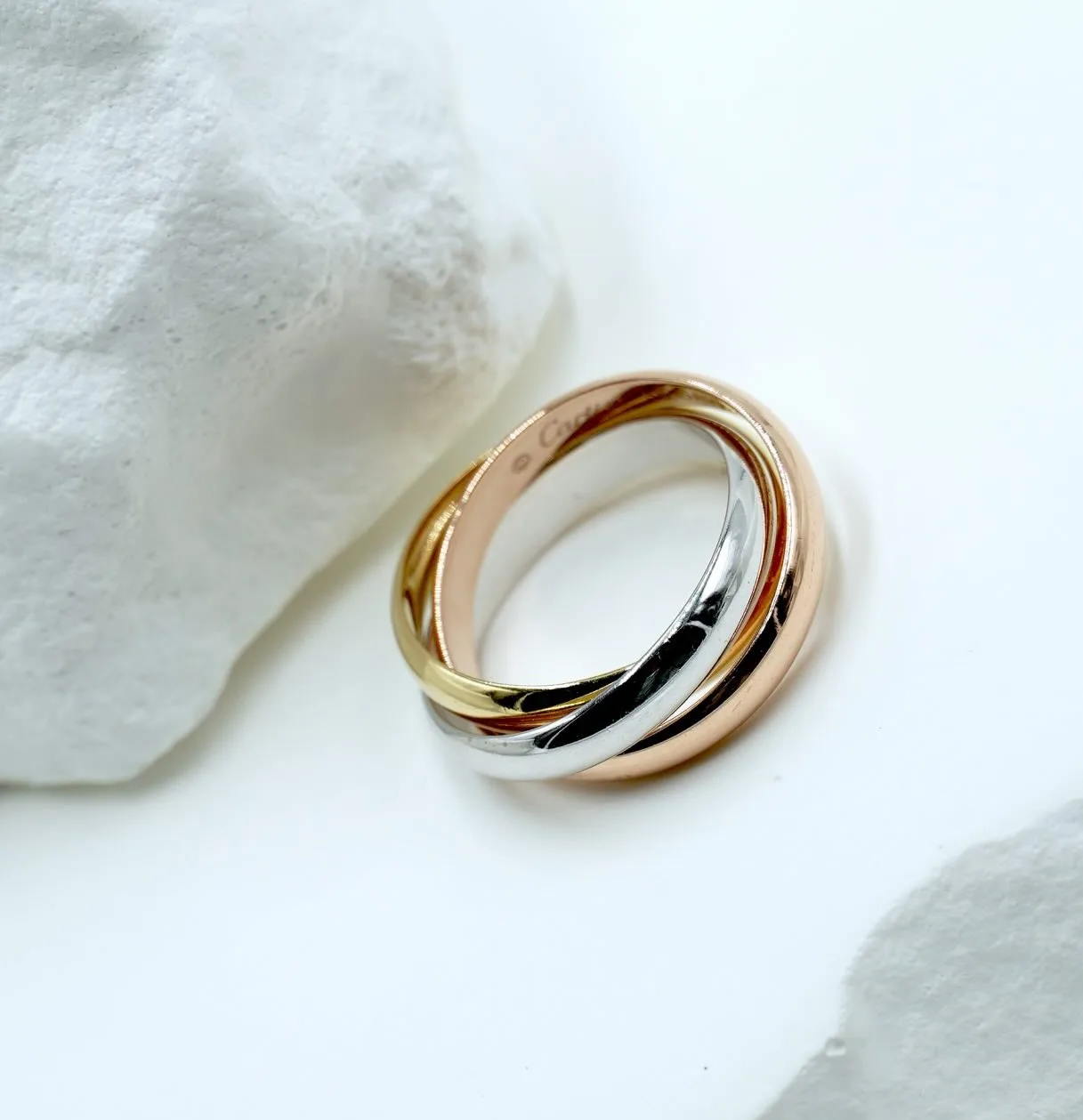 Detalle del anillo Cartier Trinity